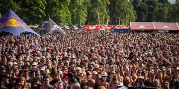 Oblíbený festival Pekelný ostrov se letos rozroste o nové hudební objevy, ale i o rybník nebo skluzavku
