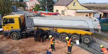 Střet tří aut skončil utrženou nápravou nákladního vozu a rozsáhlým únikem hydraulické kapaliny