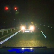 Starší řidička jela na dálnici v protisměru, zastavil ji záchranář se sanitkou