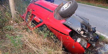 Auto bez posádky nalezené v příkopu na střeše