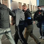 Útočníci vletěli do chaty a seřezali dva muže