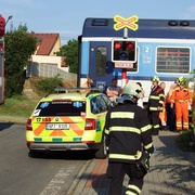 Vlak smetl auto i se dvěma dětmi