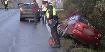 Po střetu skončil vůz v příkopu