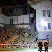 Zřícení domu v centru, uzavřen most Milénia, evakuace osob