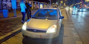 Auto bylo nelegálně na silnici a spolujezdec v celé republice