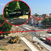 Řidiči ujel trolejbus i s cestujícími a maminkou s kočárkem!