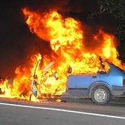 U Rokycan shořelo auto, řidiči pozor