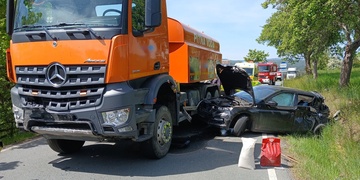 Během střetu osobního auta s cisternou byly zraněny tři malé děti a jedno z nich bohužel vážně