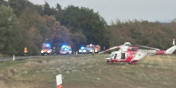 Čelní střet dvou aut i vůz, který vyletěl ze silnice a převrátil se