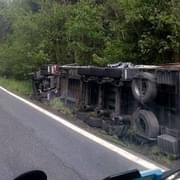 Pozor na ranní nehody – DAF na boku i havarovaný autobus