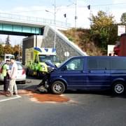 Střet vozů blokuje Jateční ulici v Plzni