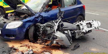 Osmdesátiletá řidička nedala motorkáři přednost