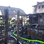 Rozsáhlý požár zasáhl dům, přístřešek i auta