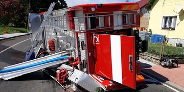 Hasiči se cestou k zásahu převrátili