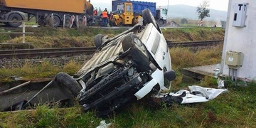 Další nehoda na silnici na Klatovy, nyní vjelo auto pod rychlík