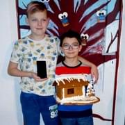 Sedmiletý Dominik věnoval telefon desetiletému Matyášovi