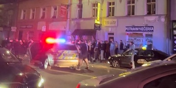 Opilý mladík na odstranění následků svého řádění nejprve vyfasoval smetáček s lopatkou a poté si ho ještě vyřešil jeho táta