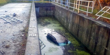 Řidič utopil auto v nádrži u dálnice D5