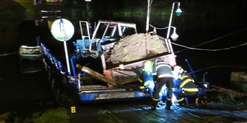 Nešikovný traktorista potopil slavný přívoz v Darové!