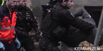 Banda Rumunů seřezala, zkopala a okradla muže