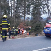 Auto skončilo v lese, řidič v nemocnici