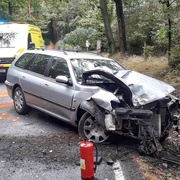 Řidička vyjela s vozidlem mimo vozovku a narazila do stromu