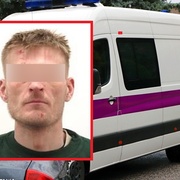 Vězeň překonal zabezpečení eskortního vozu, oknem vylezl ven a uprchl