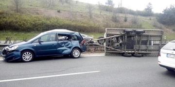 DNES:  Nehoda tří vozidel na dálnici
