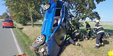 Řidička vyjela ze silnice a auto v příkopu opřela o strom