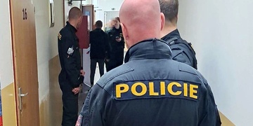 Třiadvacetiletý deviant napadl a pokusil se znásilnit čtyřiašedesátiletou ženu