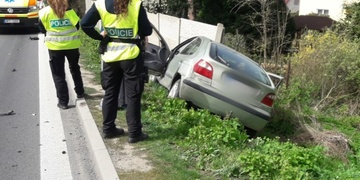 Střet dvou aut, jedno z nich poté ještě najelo do zdi