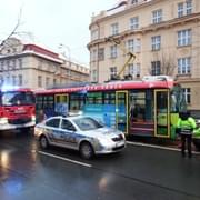 Srážka tramvaje s osobním autem, na místě zraněná žena