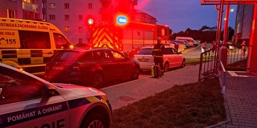 Mladík pod vlivem drog vyhazoval věci z oken a děsil obyvatele sídliště