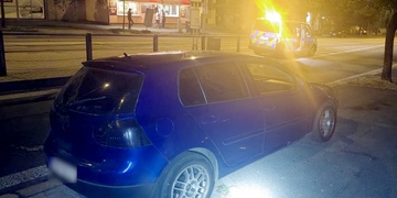 Policisté pátrají po černém vozidle, jehož řidič ujel od nehody