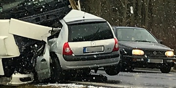 Během čelního střetu u Plas zemřel 21letý muž