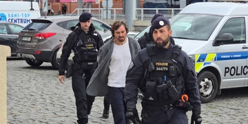 Soud před pár minutami vzal do vazby muže obviněného z pokusu o vraždu u nádraží v Plzni