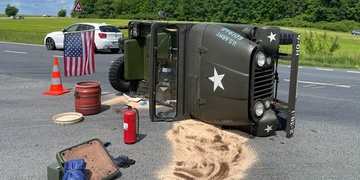 Historický Jeep skončil na boku a jeho posádka v nemocnici