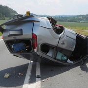 Srážka dvou vozů i převrácený traktor