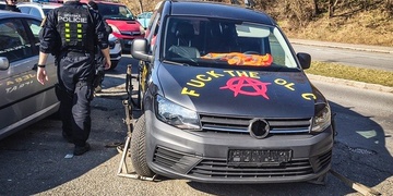 Po sérii výmluv jak z pomocné školy udělalo auto pá pá