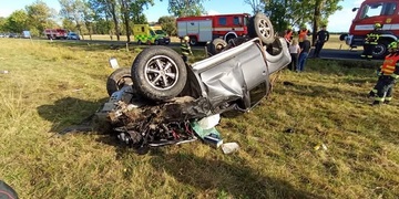 Pickup skončil mimo silnici převrácený na střeše