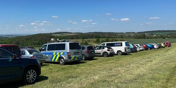 Samovolně rozjeté auto přirazilo tříleté dítě k dalšímu vozidlu