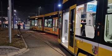 Střet protijedoucích tramvají skončil vykolejením jedné z nich