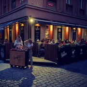 Uklízečka nalezla v restauraci zapomenuté desetitisíce