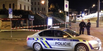 S namířenou pistolí u Hlavního nádraží oloupil teprve patnáctiletého chlapce