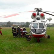 Čelní střet motorkáře s autem