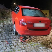 Řidička nezvládla průjezd kruhovým objezdem
