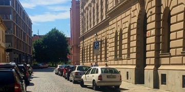 Opilý Polák nabořil dvě auta, prorazil pneumatiku a z místa ujel