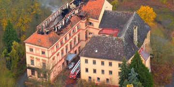 Policisté a hasiči dnes ukončili prohlídku vyhořelého zámku