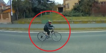 Hasičům přímo před cisternu vjela cyklistka