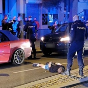 Policejní zátarasy, namířené zbraně a zatýkání na Americké - pokračování